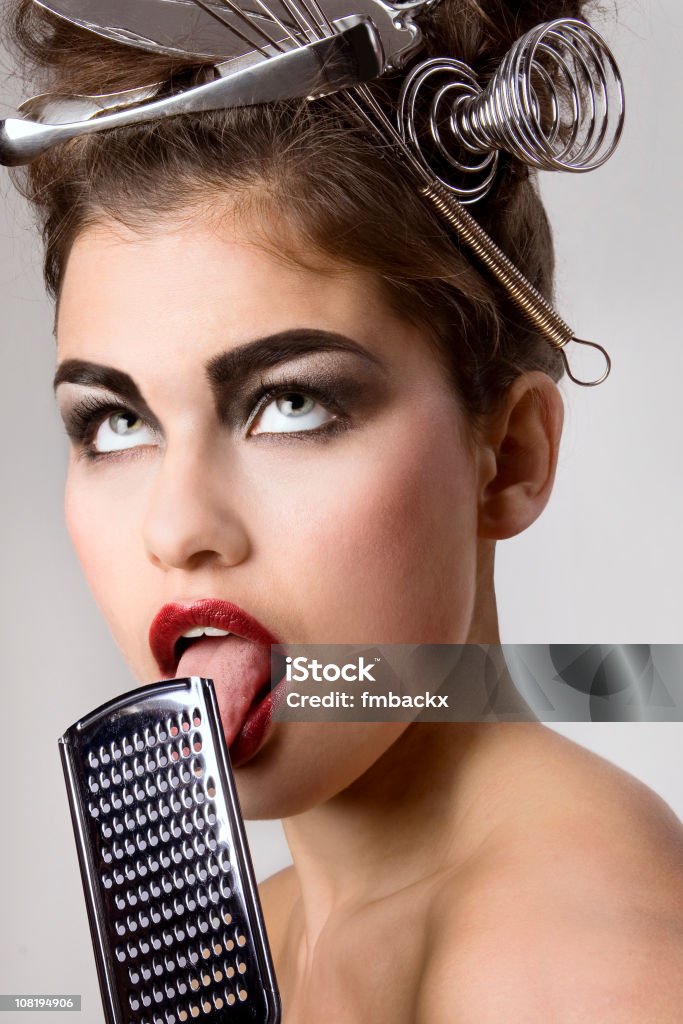 Retrato de mujer usando utensilios de cocina en el cabello - Foto de stock de Lamer libre de derechos