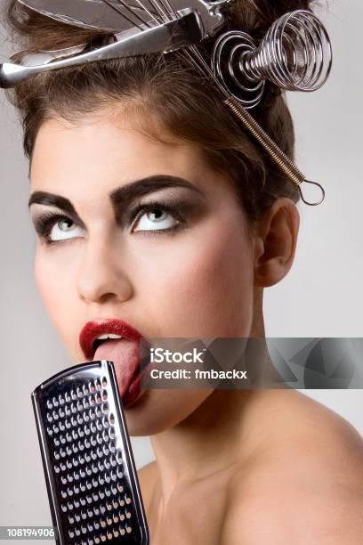 Retrato De Mujer Usando Utensilios De Cocina En El Cabello Foto de stock y más banco de imágenes de Lamer