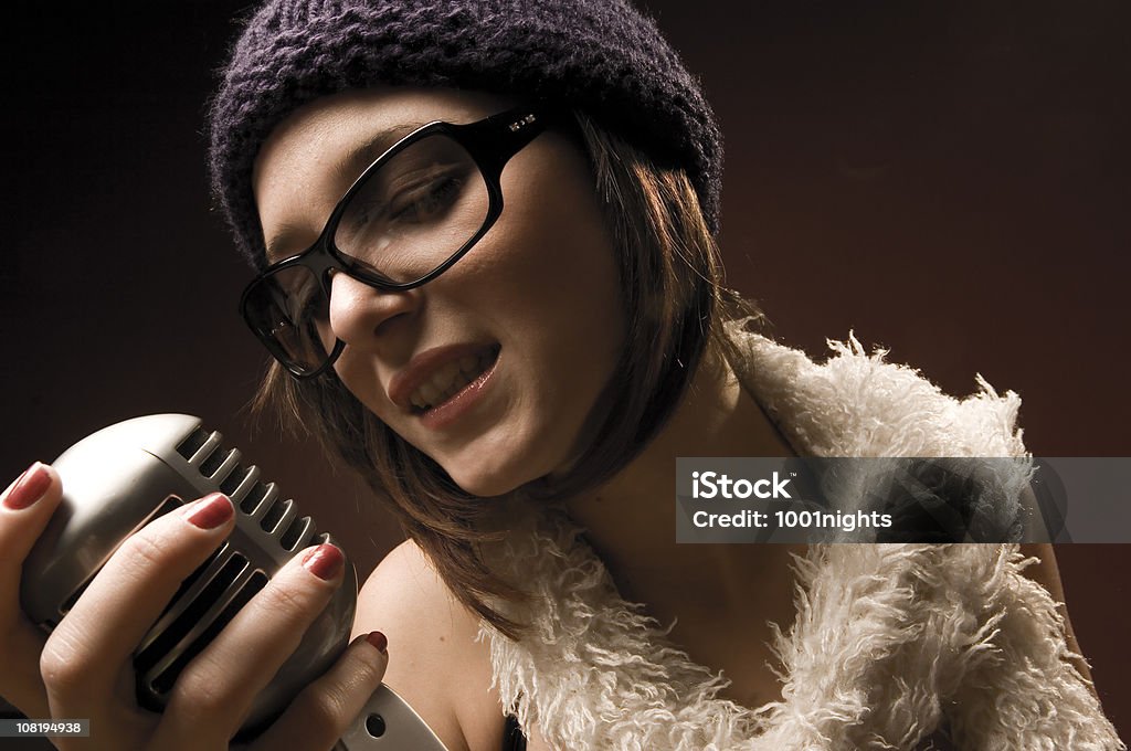 Moda Jovem mulher cantando em um microfone antigo - Foto de stock de Esmalte - Cosmético royalty-free