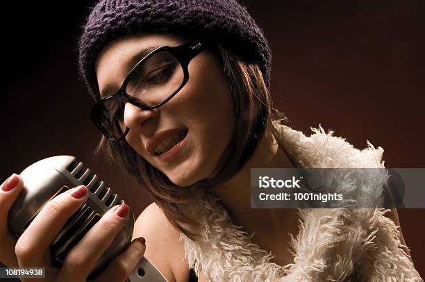Foto de Moda Jovem Mulher Cantando Em Um Microfone Antigo e mais fotos de stock de Esmalte - Cosmético - Esmalte - Cosmético, Performance, 20-24 Anos