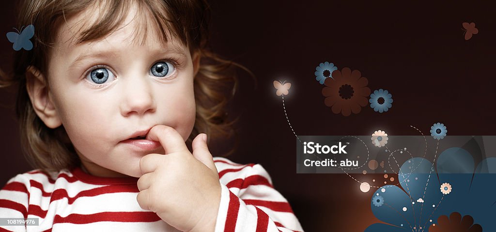 Menina com dedo na boca no fundo dos - Foto de stock de Criança royalty-free