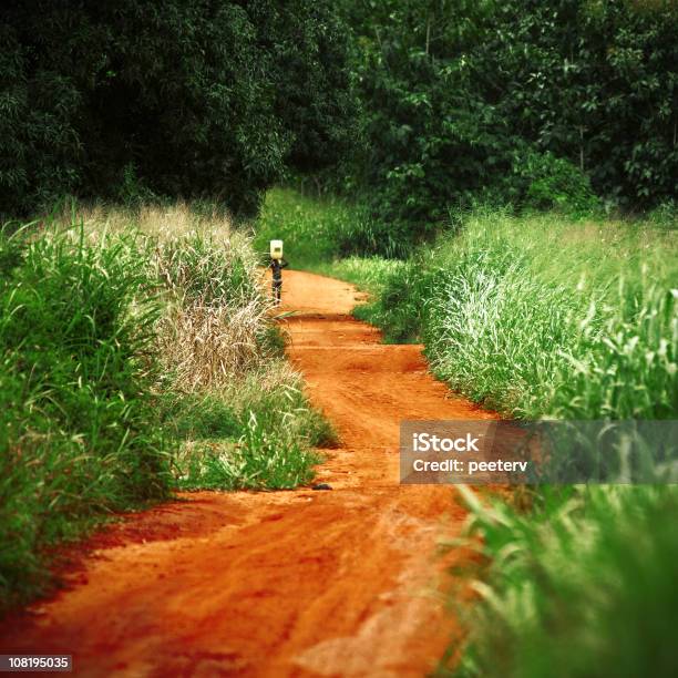 Foto de Homem Andando Em Estrada Rural Ciclista e mais fotos de stock de Batalha - Conceito - Batalha - Conceito, Benim, Distante