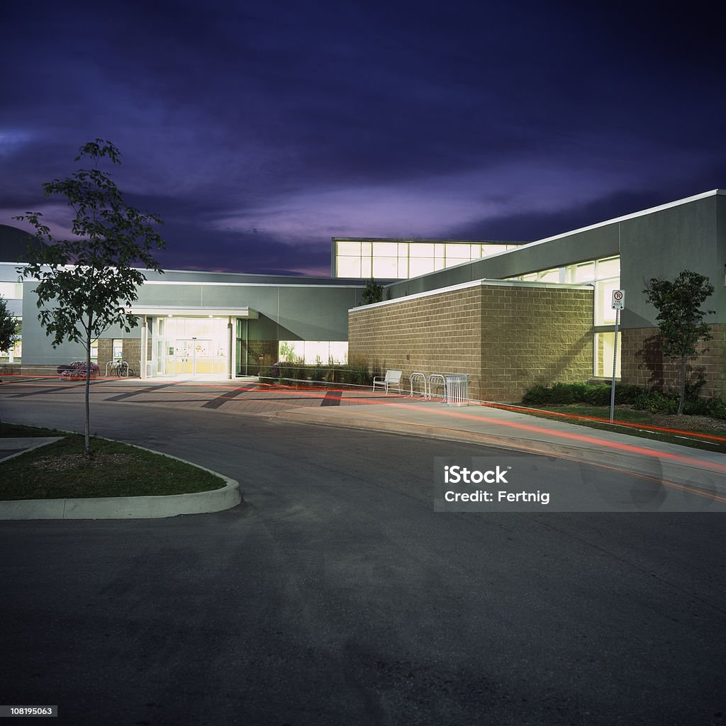 Centro comunitario por la noche - Foto de stock de Arquitectura exterior libre de derechos