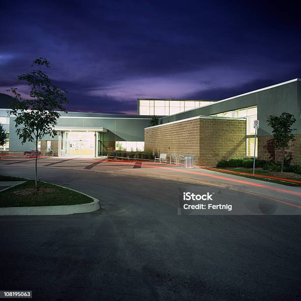 Centro Comunitario Por La Noche Foto de stock y más banco de imágenes de Arquitectura exterior - Arquitectura exterior, Centro social, Agua