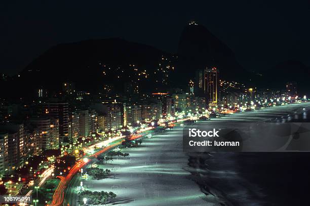 Copacabanastrand In Der Nacht Stockfoto und mehr Bilder von Architektur - Architektur, Atlantik, Außenaufnahme von Gebäuden