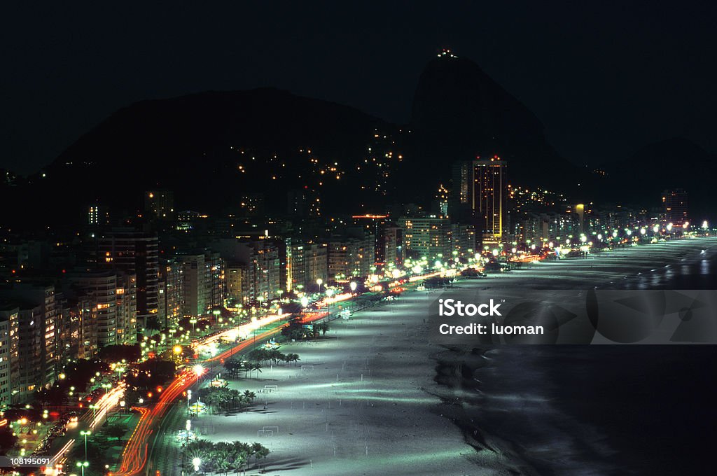 Spiaggia di Copacabana di notte - Foto stock royalty-free di Albergo