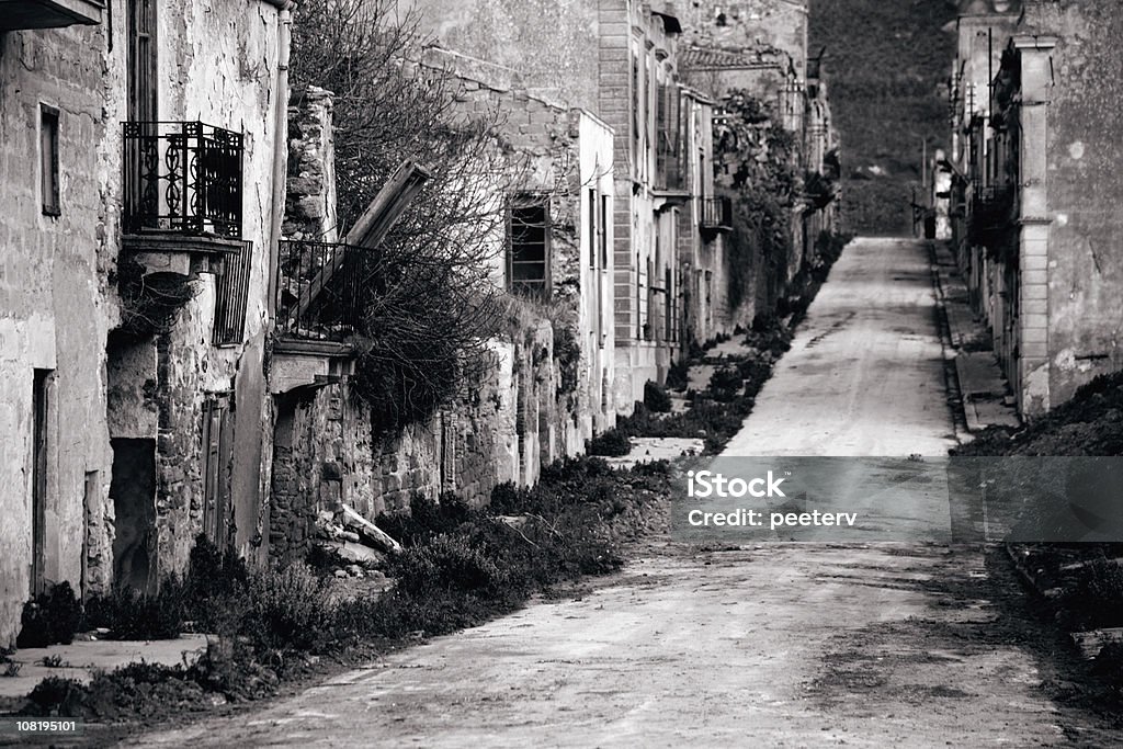 Старая улица в Сицилия, город, черный и белый - Стоковые фото Палермо - Сицилия роялти-фри