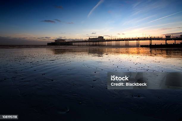 Photo libre de droit de Coucher De Soleil Derrière Worthing Victorienne De La Jetée Et De Locéan banque d'images et plus d'images libres de droit de Angleterre