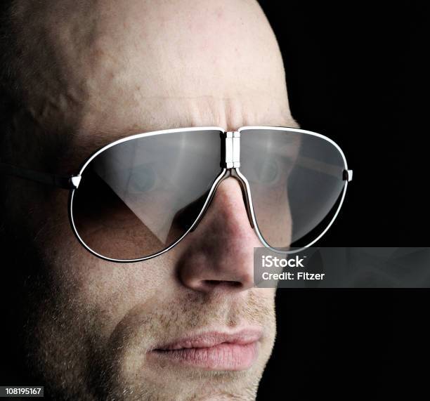 Hombre Usando Gafas De Piloto Sobre Fondo Negro Foto de stock y más banco de imágenes de Color plateado - Color plateado, Gafas de sol, Plata