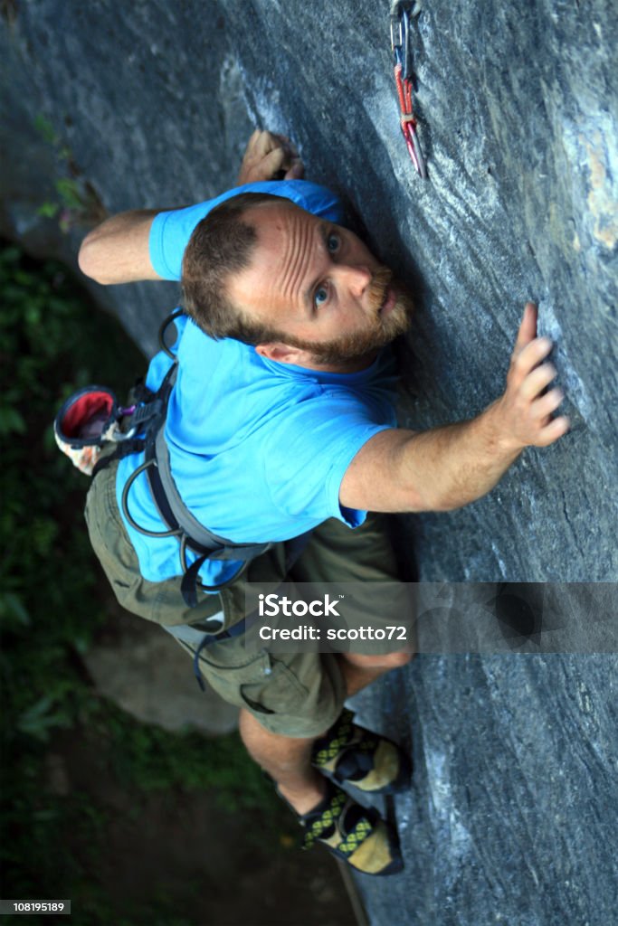 Maschio Rockclimber - Foto stock royalty-free di Abbigliamento casual