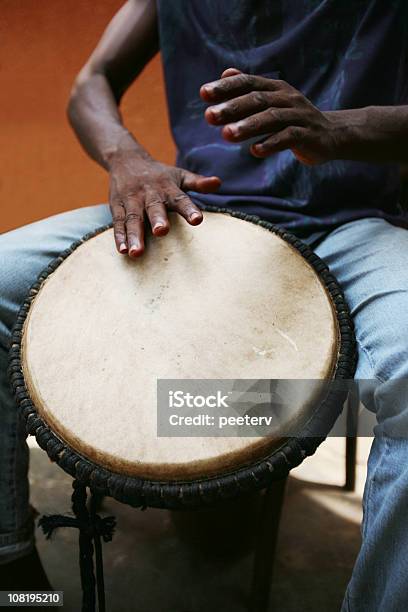 Homem Africano Drumming - Fotografias de stock e mais imagens de Djembê - Djembê, Adulto, Barulho