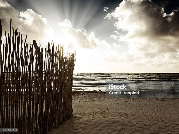 Foto de Bela Praia Ao Nascer Do Sol e mais fotos de stock de América Latina - América Latina, Areia, Arrebentação