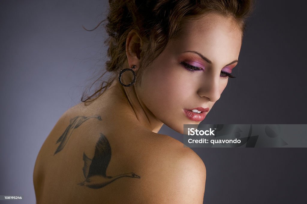 Piękna młoda kobieta z tatuaże i makijaż, miejsce na tekst - Zbiór zdjęć royalty-free (Brew)