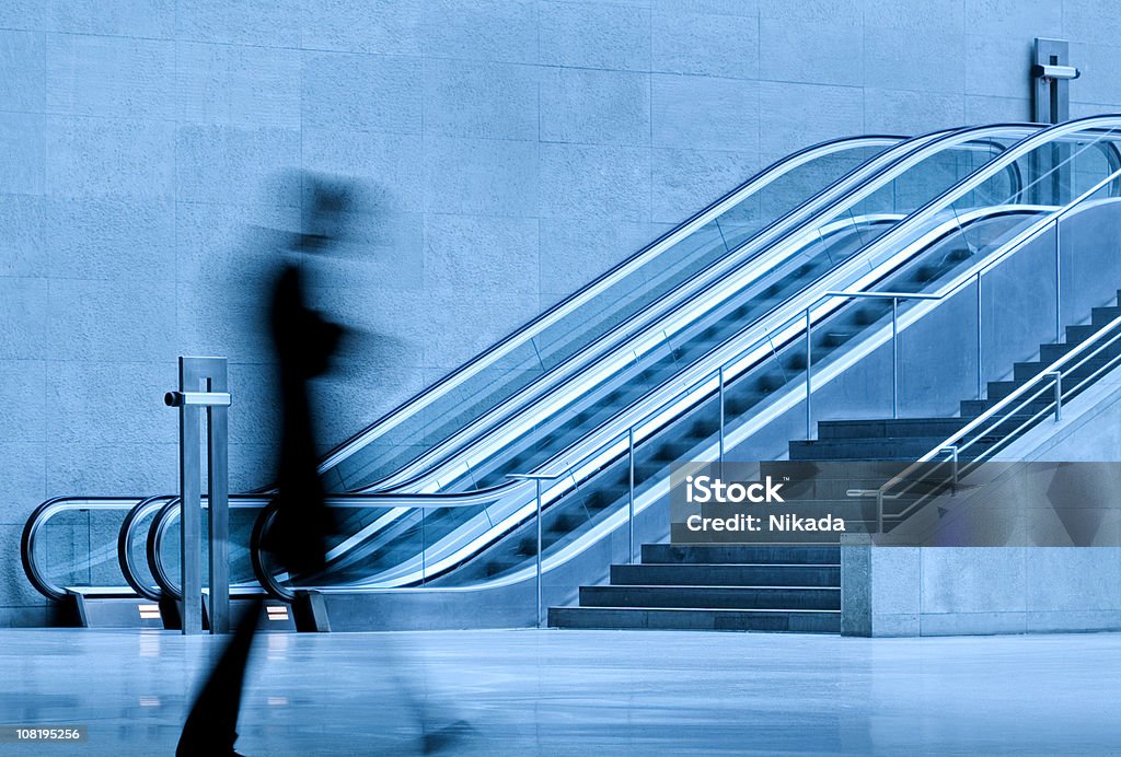 Desfoque de movimento da pessoa e escadas rolantes - Foto de stock de Escada Rolante royalty-free