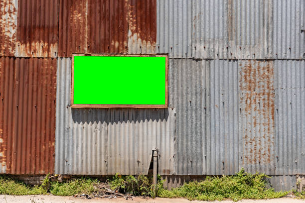 текстурный лист металла гофрированного ржавого цвета с знаком хрома для заполнения - sign rust old fashioned corrugated iron стоковые фото и изображения