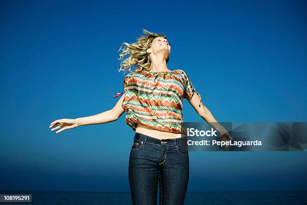 Feliz Jovem De Saltar No Oceano Em Segundo Plano - Fotografias de stock e mais imagens de 20-24 Anos - 20-24 Anos, Adulto, Alegria