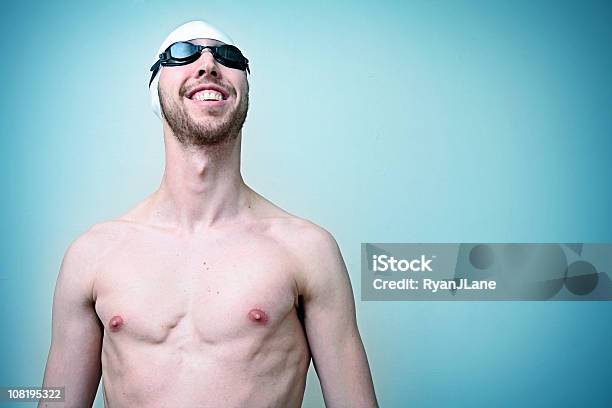 Photo libre de droit de Natation Portrait Avec Espace Pour Copie banque d'images et plus d'images libres de droit de Fond coloré - Fond coloré, Natation synchronisée, Seulement des hommes