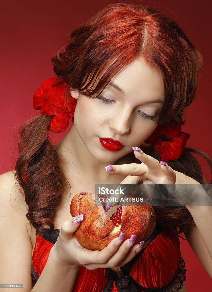 Mujer en vestido rojo de retención de frutas granada - Foto de stock de Granada - Fruta tropical libre de derechos