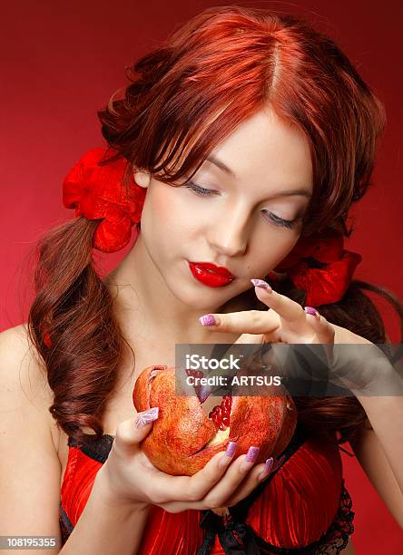 Mujer En Vestido Rojo De Retención De Frutas Granada Foto de stock y más banco de imágenes de Granada - Fruta tropical