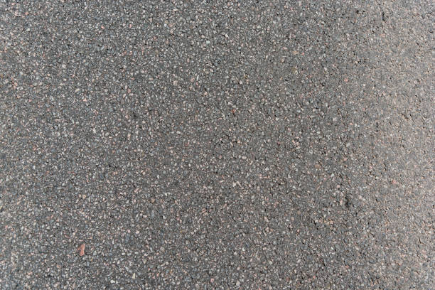 texture strada asfaltata, sfondo granuloso, piccole pietre tritate nere, bianche e grigie - lautaro foto e immagini stock