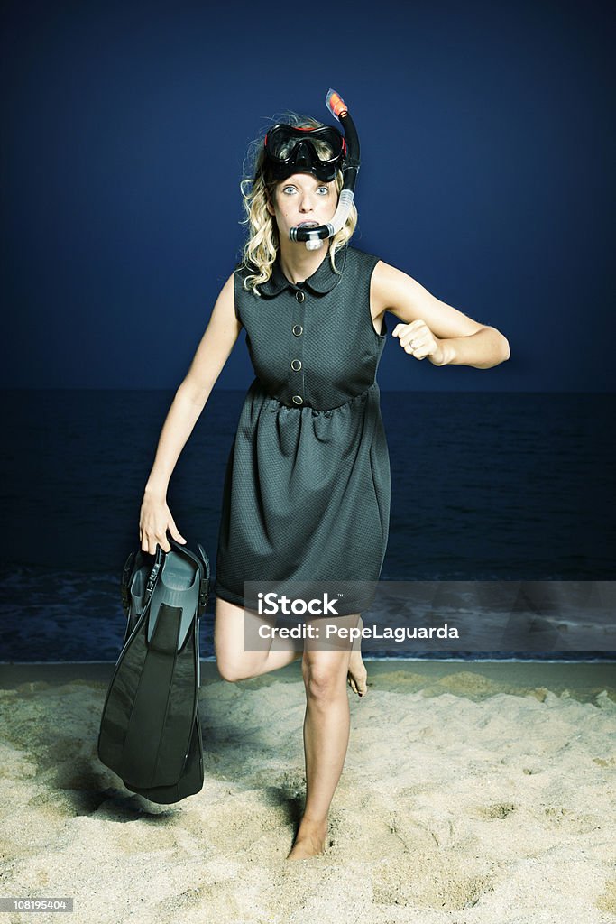 Mujer joven de pie en la playa y el uso de equipo de buceo - Foto de stock de Humor libre de derechos