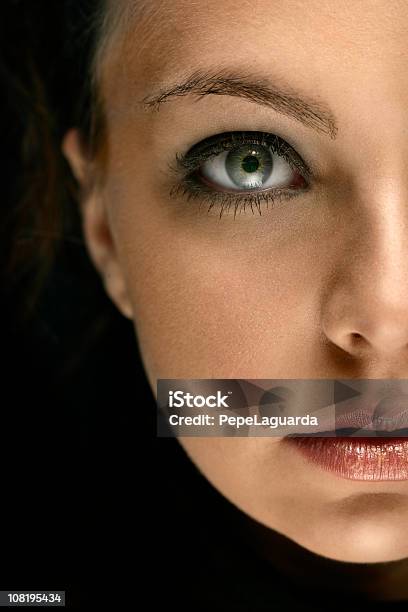 Photo libre de droit de La Moitié De Visage De Jeune Femme Portrait banque d'images et plus d'images libres de droit de Jeunes femmes - Jeunes femmes, Sérieux, Visage