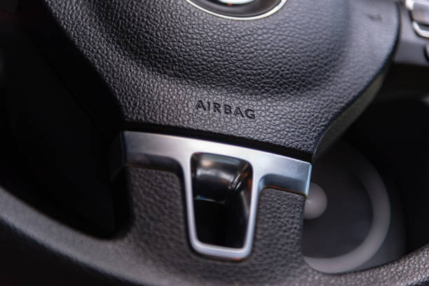 logotipo do airbag no carro volante - sign airbag driving wheel - fotografias e filmes do acervo
