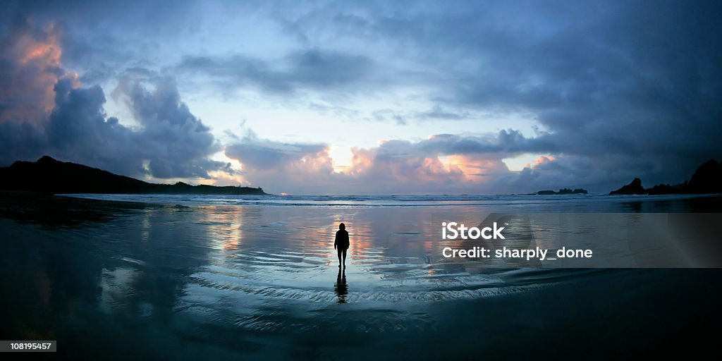 Silhueta de mulher serena - Foto de stock de Praia royalty-free