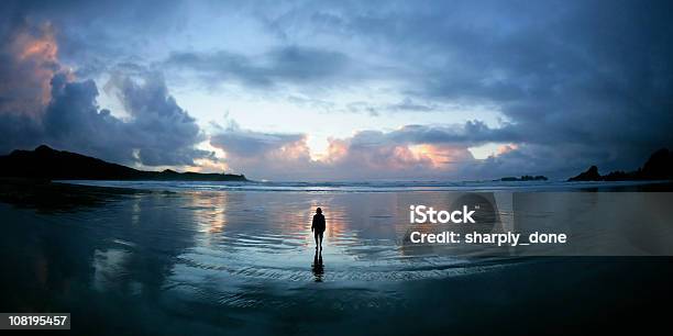 Foto de Silhueta De Mulher Serena e mais fotos de stock de Praia - Praia, Só Uma Mulher, Silhueta