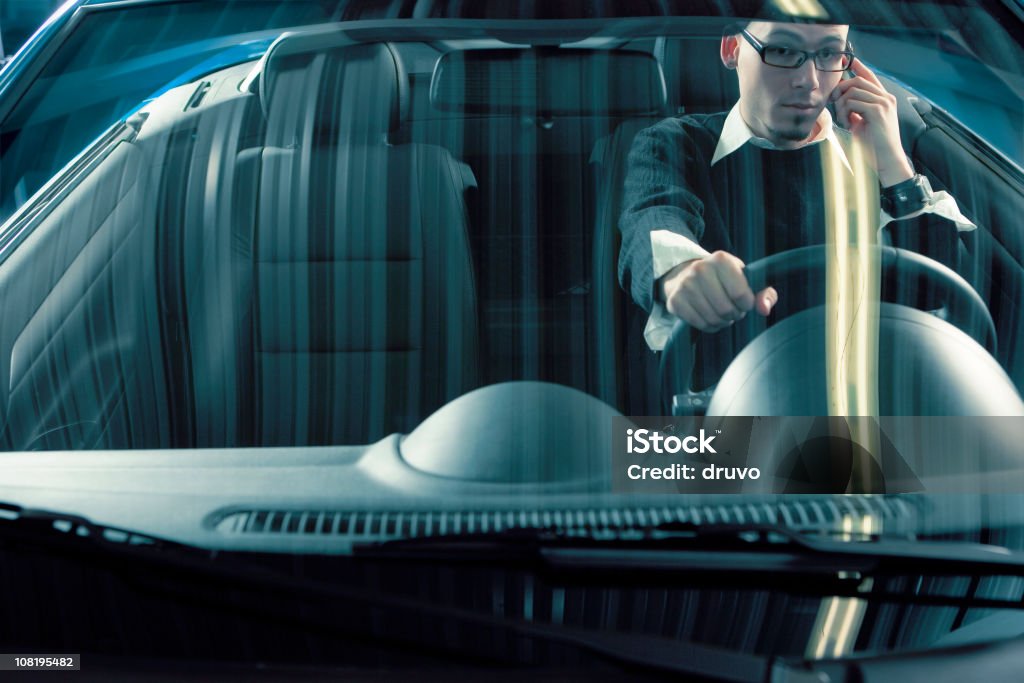 Junger Mann sprechen auf Handy und Driving Sports Car - Lizenzfrei Sportwagen Stock-Foto