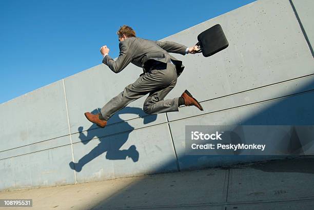 Energico Uomo Daffari Saltando Allaperto In Città - Fotografie stock e altre immagini di Vista posteriore