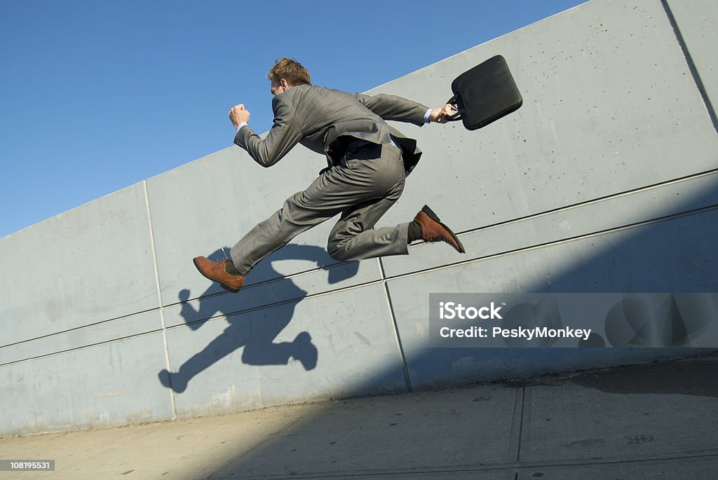 Empresário pulando na vibrante cidade de Calçada - Foto de stock de Vista Traseira royalty-free