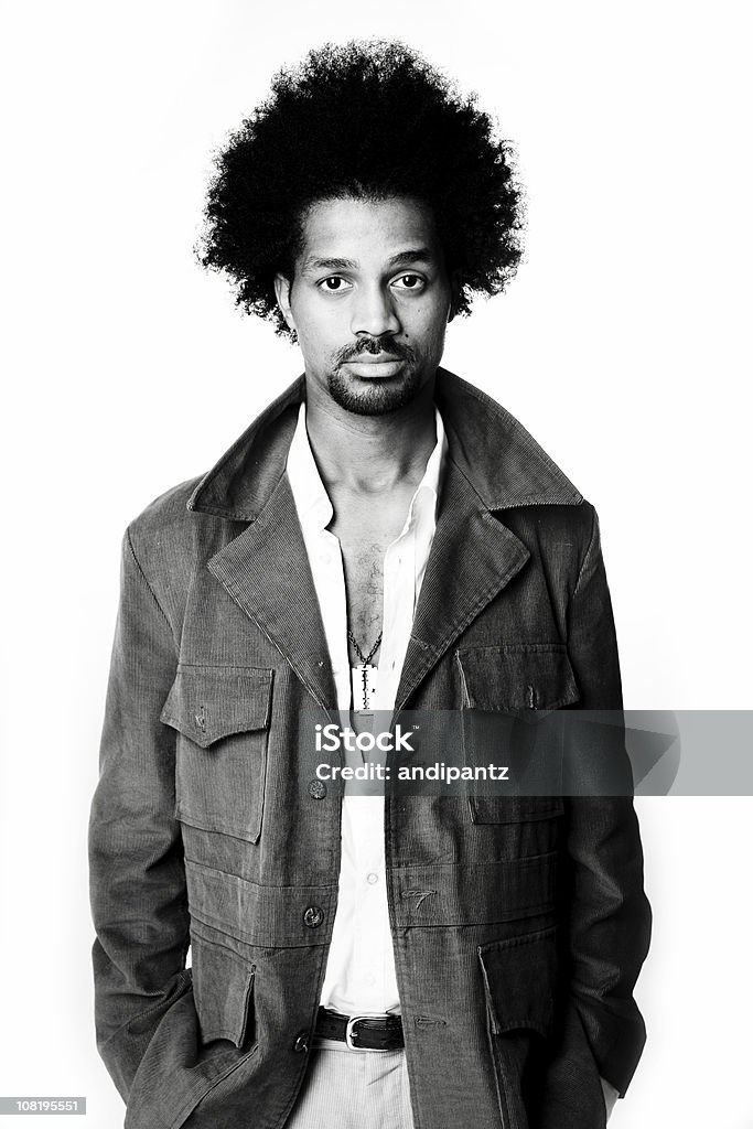 Hombre joven con un peinado Afro, Aislado en blanco - Foto de stock de Blanco y negro libre de derechos