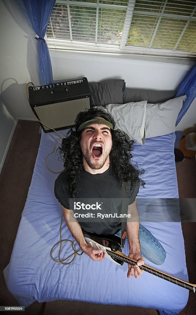 Metallo pesante Rocker con chitarra elettrica in camera da letto - Foto stock royalty-free di Heavy Metal
