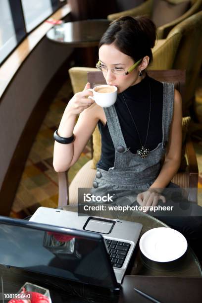 Pausa Caffè - Fotografie stock e altre immagini di Abbigliamento casual - Abbigliamento casual, Adulto, Ambientazione interna