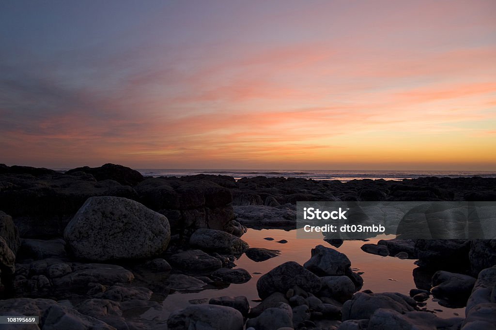 Rocky Beach und Küste mit Tide Sie bei Sonnenuntergang - Lizenzfrei Bunt - Farbton Stock-Foto