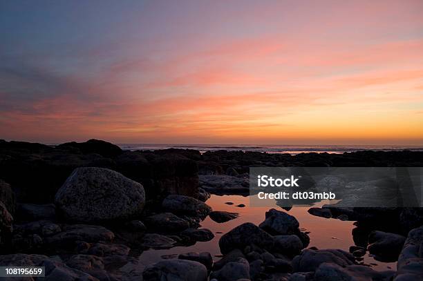 Rocky Beach Und Küste Mit Tide Sie Bei Sonnenuntergang Stockfoto und mehr Bilder von Bunt - Farbton