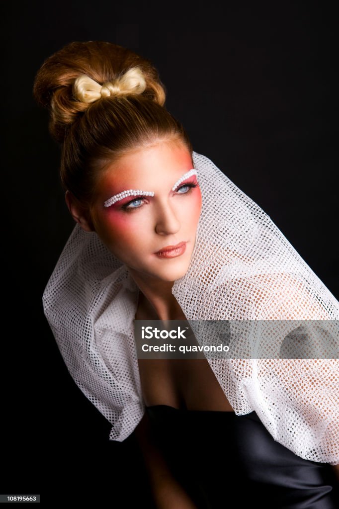Beau Blond mannequin en robe de soirée avec perle sourcils - Photo de Cheveux gominés libre de droits