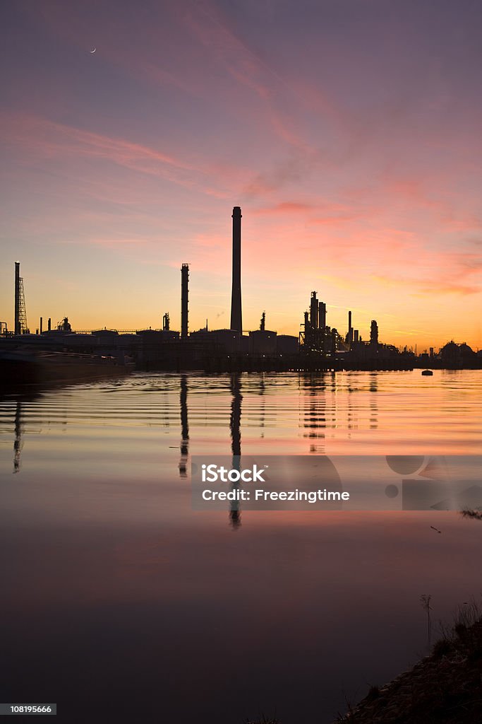 Ölraffinerie bei Sonnenuntergang - Lizenzfrei Abgas Stock-Foto