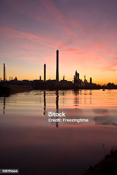 Refinería De Petróleo En El Crepúsculo Foto de stock y más banco de imágenes de Aire libre - Aire libre, Chimenea industrial, Cielo