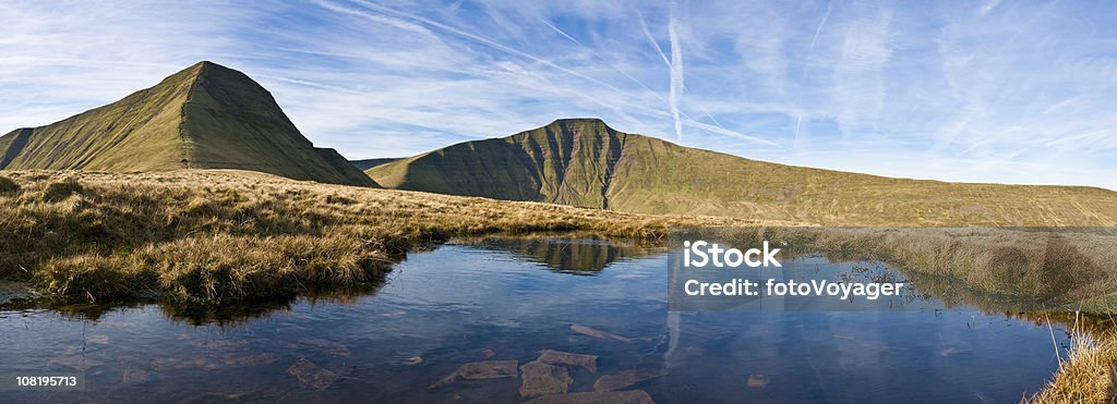 Grzbietami górskimi golden Grassland clear blue lake panorama Walii, Wielka Brytania - Zbiór zdjęć royalty-free (Brecon Beacons)