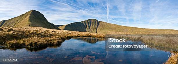 Grzbietami Górskimi Golden Grassland Clear Blue Lake Panorama Walii Wielka Brytania - zdjęcia stockowe i więcej obrazów Brecon Beacons