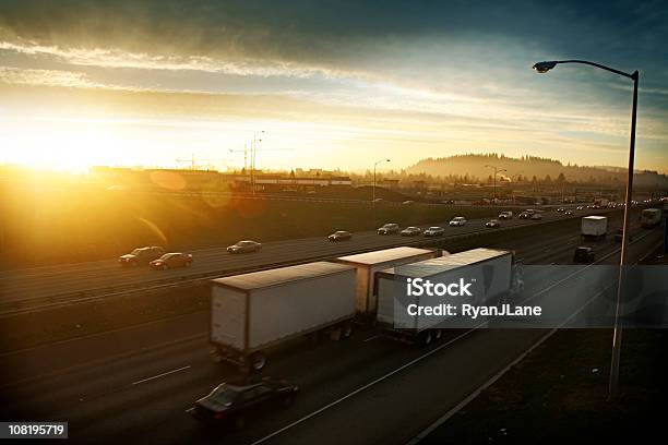 어얼리 아침입니다 고속도로 교통 트럭에 대한 스톡 사진 및 기타 이미지 - 트럭, 다중차선 고속도로, 교통