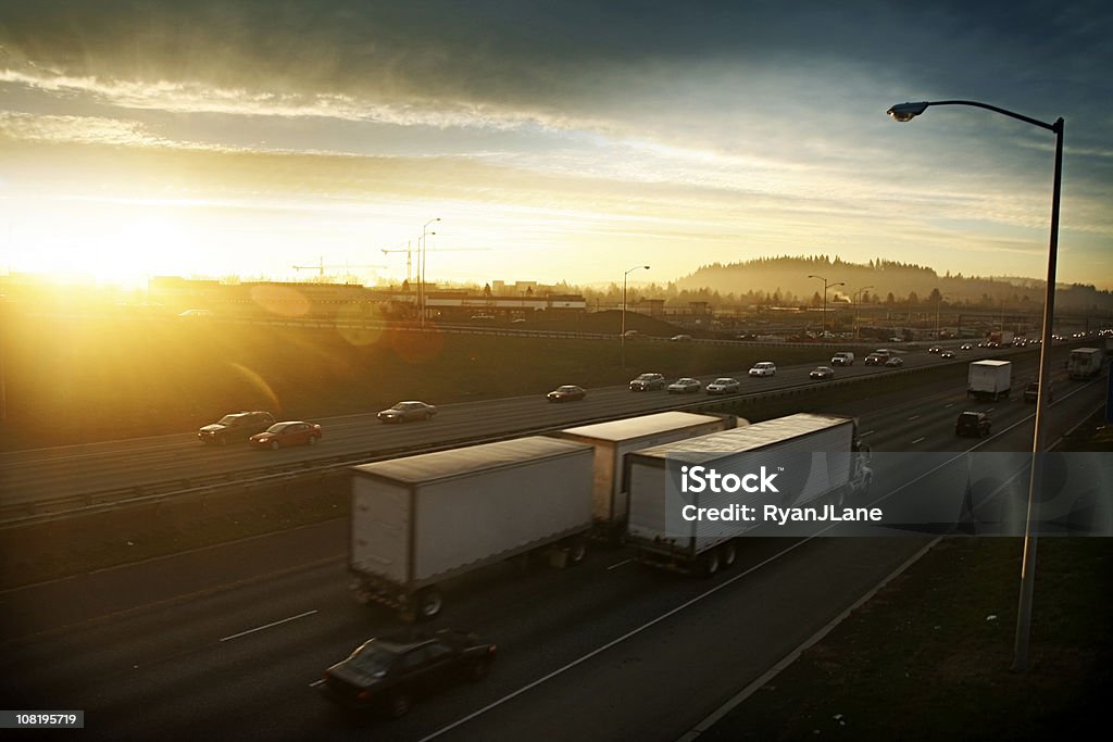 Рано утром Автомобили на шоссе - Стоковые фото Грузовик роялти-фри