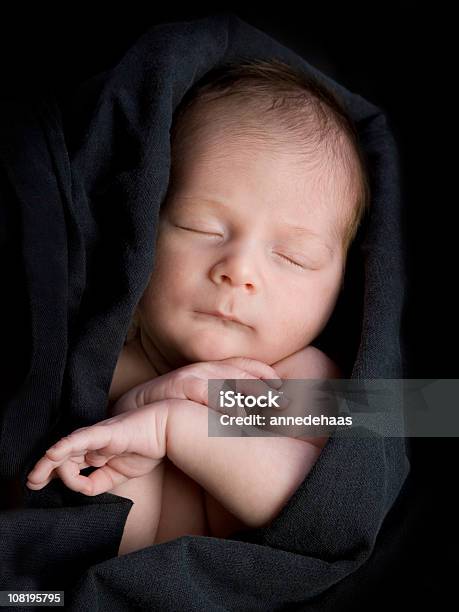 Schlafen Neugeborene Baby Eingewickelt In Schwarz Decke Stockfoto und mehr Bilder von Ansicht aus erhöhter Perspektive