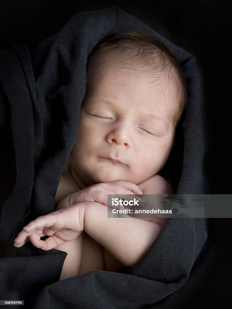 Sonno neonato avvolto in coperta nero - Foto stock royalty-free di Avvolto