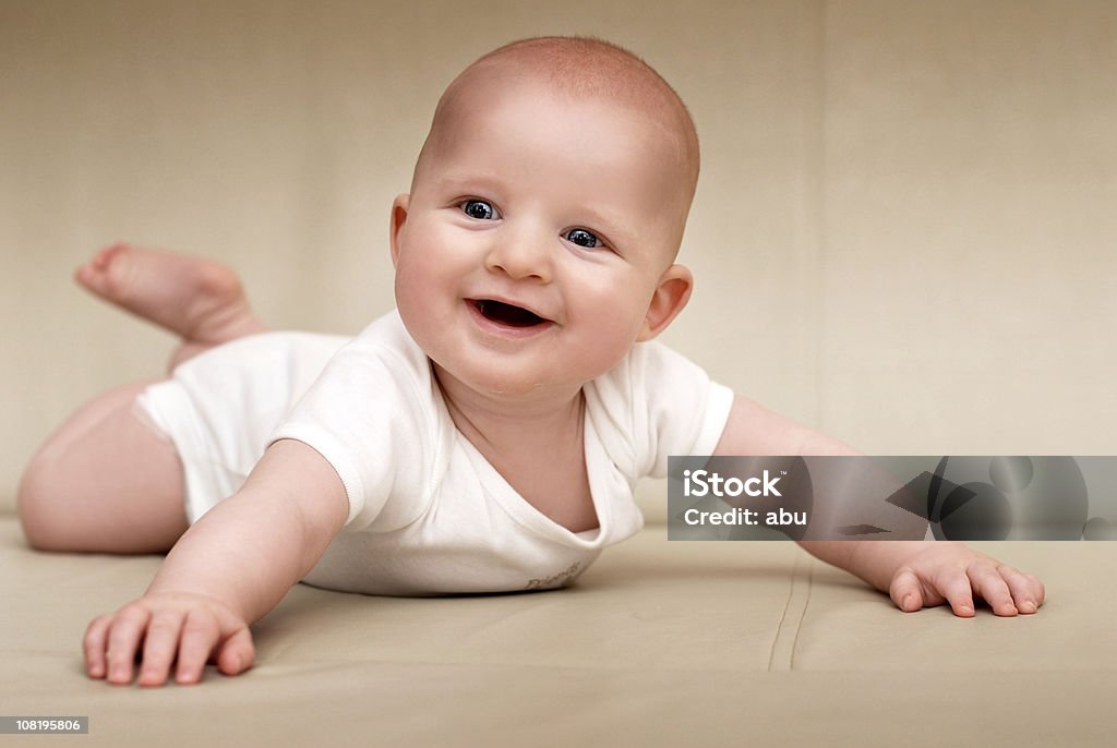 Porträt eines lächelnden Baby Krabbeln - Lizenzfrei Auf dem Bauch liegen Stock-Foto