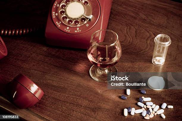 Rozpacz - zdjęcia stockowe i więcej obrazów Samookaleczenie - Samookaleczenie, Telefon z tarczą numerową, Alkohol - napój