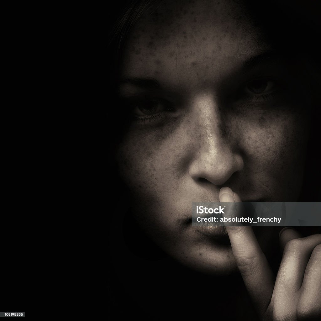 Цвета сепии Портрет молодой женщины, подняв Палец на губах - Стоковые фото Веснушка роялти-фри