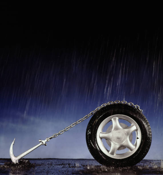 rueda de coche anclados a tierra en la lluvia que cae a torrentes - tire car brake rain fotografías e imágenes de stock